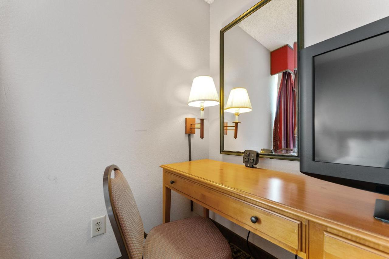 1 Bd 1 Ba Furnished Apartment *